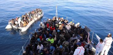 משמר החופים הלובי וסירת מהגרים / צילום: HANI AMARA, רויטרס