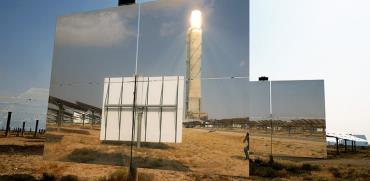 המגדל התרמו–סולארי משתקף באחת המראות בנוה אשלים / צילום: איל יצהר, גלובס