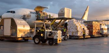 פריקת סחורה בשדה תעופה / צילום: UPS