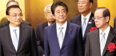 מימין: ראש הממשלה היפני לשעבר יאסואו פוקודה, רה"מ יפן הנוכחי שינזו אבה וראש ממשלת סין, לי קצ'יאנג / צילום: KIM KYUNG-HOON  , רויטרס