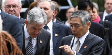 נגיד הבנק המרכזי של יפן, הרוהיקו קורודה (מימין) ויו"ר הפדרל ריזרב, ג'רום פאוול / צילום: BEN NELMS , רויטרס