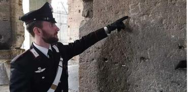 ראשי התיבות שישראלית קשקשה על קירות הקולוסיאום ברומא / צילום: מתוך אתר wantedinrome
