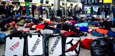 הפגנה של מתנגדי הטיסות בלונדון /צילום: Stay Grounded