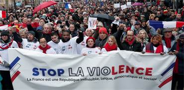 הפגנת הצעיפים האדומים בפריז / צילום: רויטרס, Tessier Benoit
