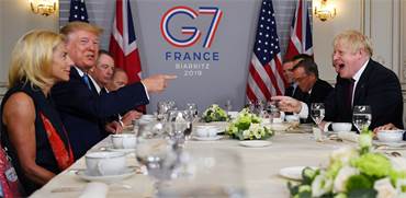 דונלד טראמפ ובוריס ג'ונסון מתבדחים בפסגת G7 / צילום: דילן מרטינז, רויטרס