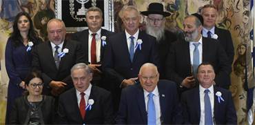 ראשי מפלגות הכנסת ה-22 לצד נשיא המדינה ונשיאת בית המשפט העליון / צילום: דוברות הכנסת