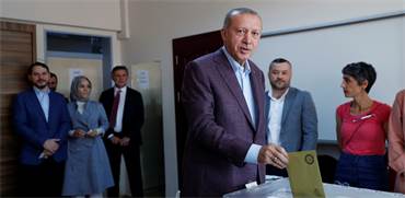 ארדואן מצביע בבחירות החוזרות לראש עיריית איסטנבול / צילום: Murad Sezer, רויטרס