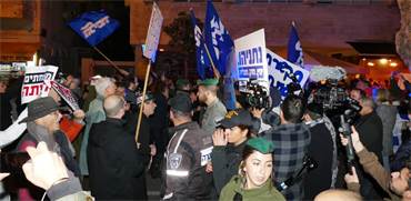 מפגיני השמאל מול מפגיני הימין / צילום: אמיר מאירי