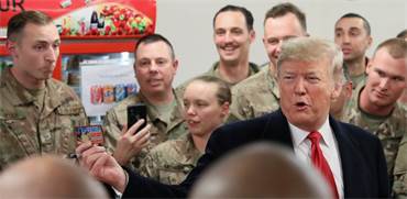 נשיא ארה"ב דונלד טראמפ בביקור המפתיע בבסיס האמריקני בעיראק / צילום: רויטרס
