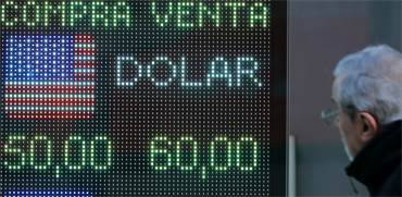 מסכים ברובע הפיננסים בבואנוס איירס מראים את קריסת הפזו / צילום: לואיזה גונזלס, רויטרס