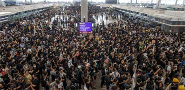 הפגנות בשדה התעופה בהונג קונג היום / צילום: Thomas Peter, רויטרס