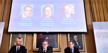 הזוכים בפרס נובל לכלכלה 2019: אסתר דופלו, אבהיג'יט באנרג'י ומייקל קרמר  / צילום:  Karin Wesslen/TT News Agency/via REUTERS 