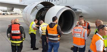 בדיקת מטוס אל על לאחר נחיתת החירום / צילום: דוברות רשות שדות התעופה