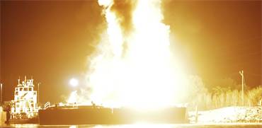 פיצוץ מכליות נפט / צילום:  REUTERS/Dan Anderson