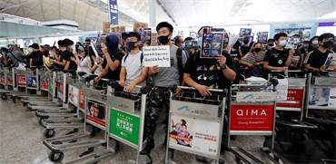 ההפגנות בשדה התעופה בהונג קונג היום / צילום: Issei Kato, רויטרס