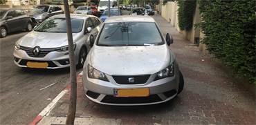 רכב חונה על המדרכה בתל אביב / צילום: בר לביא, גלובס