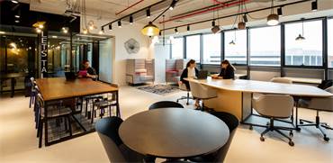 משרדים משותפים של Regus. עולם ה-Coworking תורם לרווחת העובד והחברה/צילום: Meero