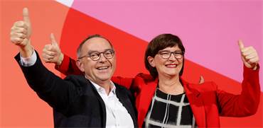 נורברט ואלטר-בוריאנס וססקיה אסקן, היו"רים החדשים של המפלגה הסוציאל-דמוקרטית / צילום: פבריציו בנש, רויטרס