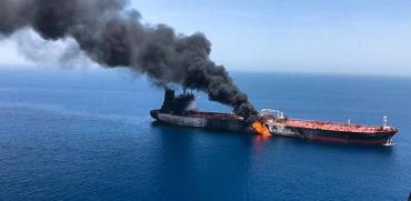 מכלית נפט בוערת במפרץ עומאן/ צילום: רויטרס
