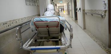 מיטת חולה במסדרון בביה"ח רמב"ם/ צילום: איל יצהר