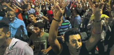 המפגינים בכיכר תחריר/ צילום: רויטרס