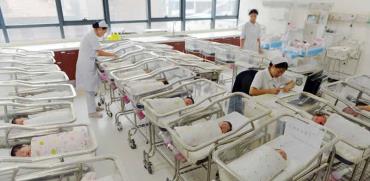 תינוקות בני יומם בבית חולים בסין /צילום: רויטרס