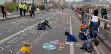 ילדים במחאת האקלים בגשר ווטרלו, לונדון/צילום: GettyImages  ישראל
