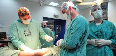 ניתוח בבית החולים שיבא/ צילום: תמר מצפי