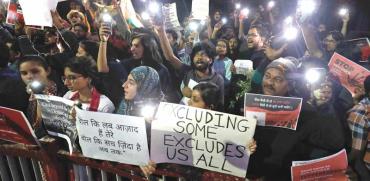 מפגינים בעיר אחמדאבאד במדינת גוג׳אראט בהודו. מוחים נגד השינוי בחוק שפוגע במוסלמים / צילום: רויטרס, AMIT DAVE
