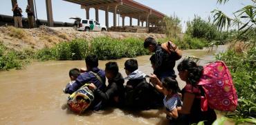מהגרים לא חוקיים מגואטמלה חוצים את נהר הריו בראבו שמפריד בין מקסיקו לארה”ב/ צילום: רויטרס Jose Luis Gonzalez
