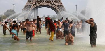 אנשים בפריז מצנננים את עצמם מפני החום / צילום: רויטרס, Charles Platiau