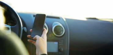 שימוש בטלפון הנייד בזמן הנהיגה / צילום:  Shutterstock/ א.ס.א.פ קריאייטיב