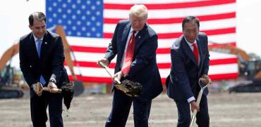 יו“ר פוקסקון  הנשיא טראמפ ומושל וויסקונסין בהנחת אבן הפינה למפעל / Kevin Lamarque , צילום: רויטרס