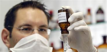 בדיקות מעבדה לחיסון בגלקסו סמית' קליין / צילום: Frank Augstein , Associated Press