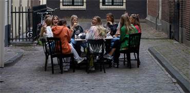 צעירות הולנדיות נפגשות באמצע רחוב ריק במהלך המגפה והסגר / צילום: Peter Dejong, Associated Press
