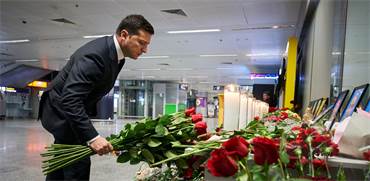 נשיא אוקראינה מניח פרחים לזכר הנספים בהתרסקות המטוס / צילום: שירותי העיתונות של נשיא אוקראינה, רויטרס