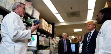 נשיא ארה"ב דונלד טראמפ מקבל תדריך ממדענים על נגיף הקורונה / צילום: Evan Vucci, Associated Press