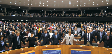הפרלמנט האירופי לאחר ההצבעה על פרישת בריטניה. הנבחרים שילבו ידיים, חלקם הזילו דמעה ושרו / צילום: רויטרס