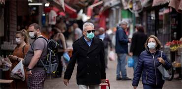 אנשים עם מסכות בשוק הכרמל בתל אביב / צילום: Oded Balilty, AP