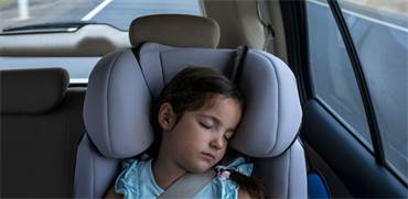 ילדה במושב האחורי של הרכב / צילום: שאטרסטוק