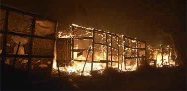מחנה הפליטים מוריה באי לסבוס עולה באש / צילום: Panagiotis Balaskas, AP