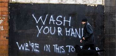 "שיטפו את הידיים! כולנו בזה יחד", גרפיטי בבריטניה / צילום: Liam McBurney / PA, Associated Press