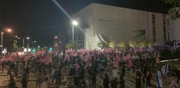 הפגנה נגד הממשלה והחלטותיה בכיכר הבימה, תל אביב / צילום: רון טוביה, גלובס