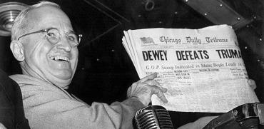 המנצח הארי טרומן אוחז בעיתון “שיקגו טריביון”, שהכריז עליו באותו הבוקר כמפסיד: ״דיואי מביס את טרומן״ / צילום: Byron Rollins, Associated Press