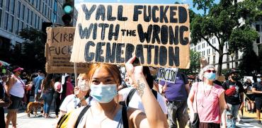 מפגינה בוושינגטון מניפה שלט שעליו כתוב: "התעסקתם עם הדור הלא נכון" / צילום: Michael Brochstein/Sipa USA, רויטרס