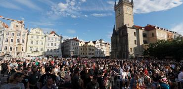 אלפי אנשים מפגינים נגד סגר בכיכר המרכזית של העיר העתיקה בפראג / צילום: Petr David Josek, Associated Press