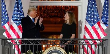 הנשיא טראמפ ושופטת העליון החדשה, איימי קוני בארט, לאחר השבעתה ביום שני בבית הלבן / צילום: Alex Brandon, Associated Press