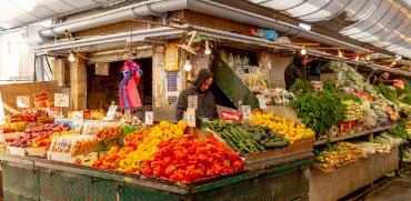 דוכן ירקות בשוק מחנה יהודה בירושלים / צילום: shutterstock, שאטרסטוק