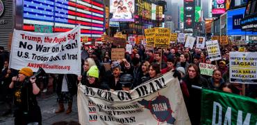 אמריקאים מפגינים בטיימס סקוור בניו יורק נגד מלחמה עם איראן / צילום: Eduardo Munoz, רויטרס