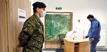 בדיקות קורונה בסלובקיה בסוף השבוע. בונוס לעובדי הבריאות וגיוס של הצבא / צילום: RADOVAN STOKLASA, רויטרס